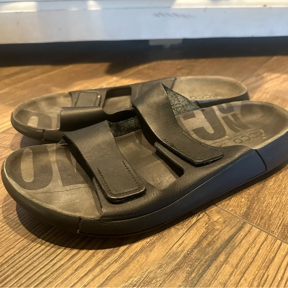 Ecco Women’s Cozmo Two Band Slide Sandal‎ in Black Size 9-9.5